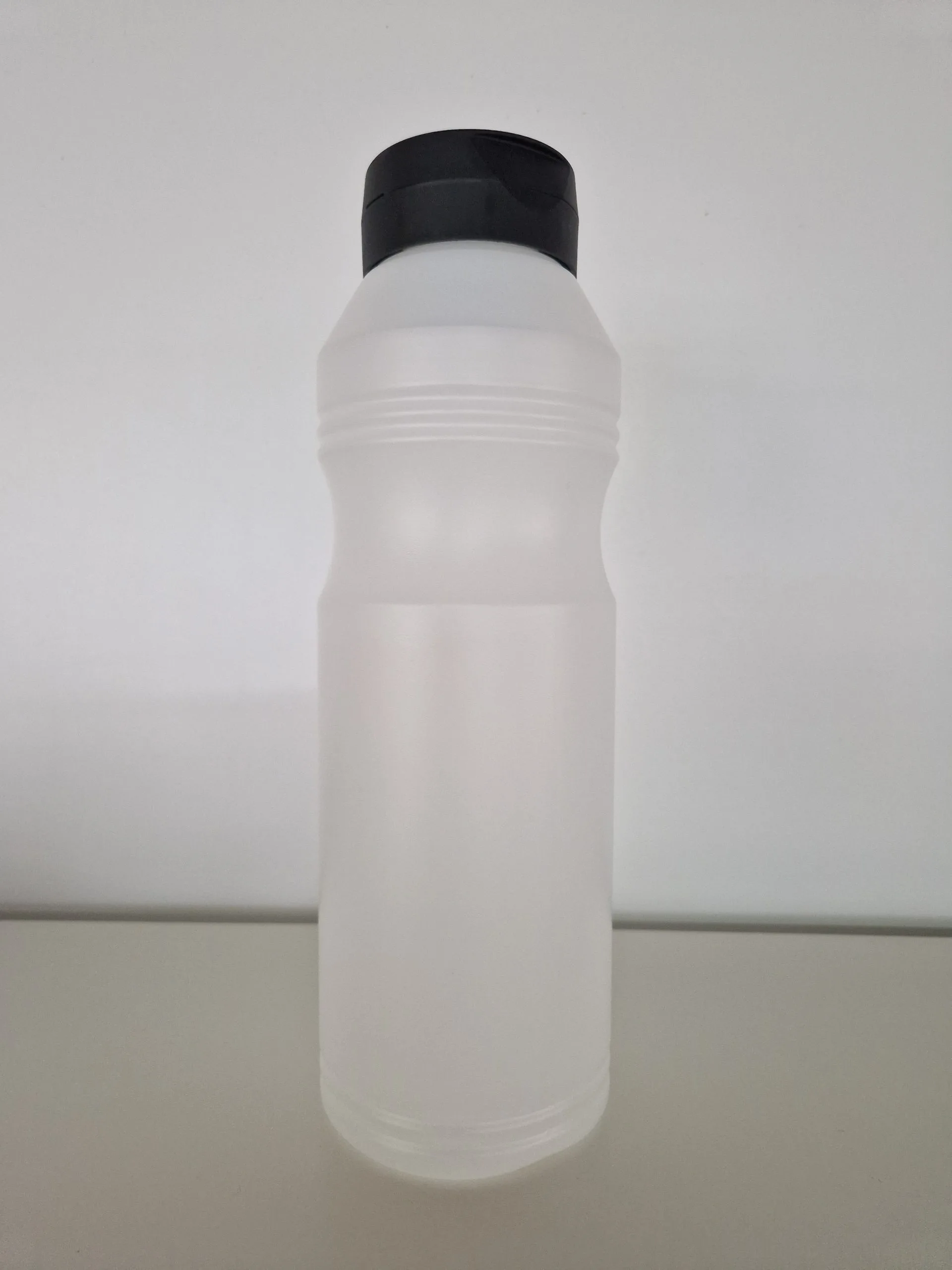 875ml Saucenflasche PE natur, 38/400, mit schwarzem Klappverschluss